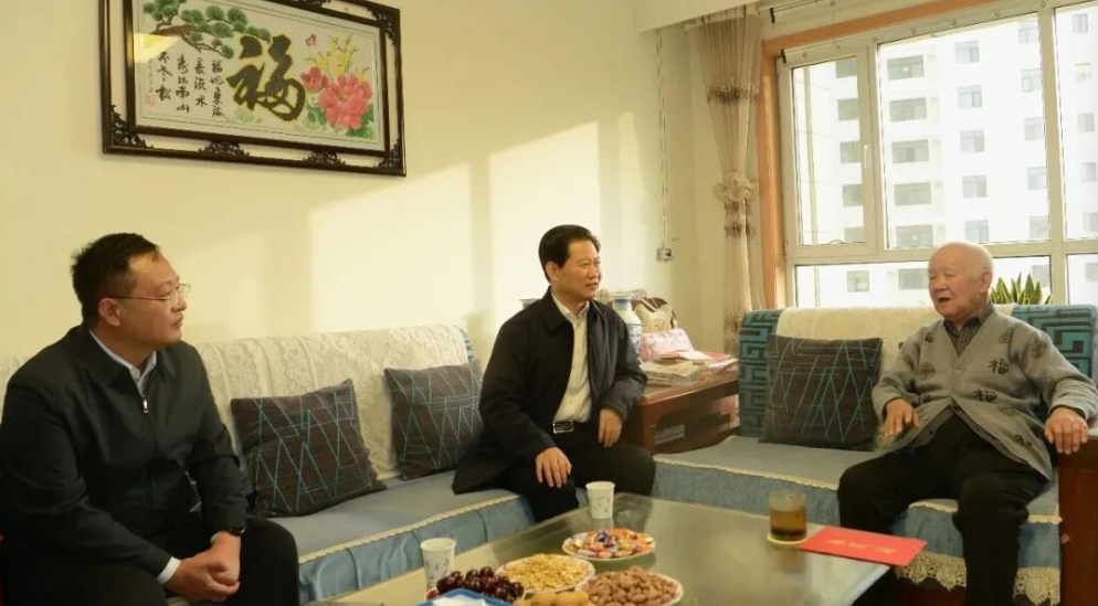 ཀྲང་ཧྥེང་གིས་ལས་འཁྱུར་ངལ་གསོ་བྱས་པའི་བློ་མཐུན་རྒན་པར་འཚམས་འདྲི་གནང་།